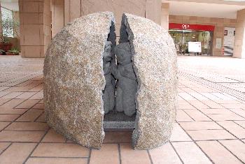 玉石の中に設置された2体のカッパ像