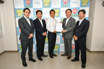 （左から）安藤議長、今村副委員長、河野委員長、香川市長、櫻井副市長