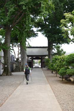 寶憧寺を歩く参加者