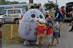 あらちゃんと子ども達が遊ぶ画像