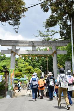 参加者が敷島神社へ入る画像