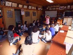 写真：子育て支援交流会での親子あそび