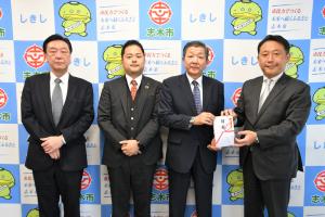 企業版ふるさと納税贈呈式の写真