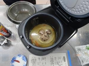 写真：炊飯器に材料を加えている様子