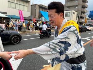 写真：非行・薬物乱用キャンペーンで啓発物資を配る会長