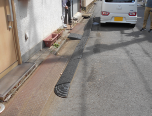 写真：設置場所からはぐれてしまったステップ