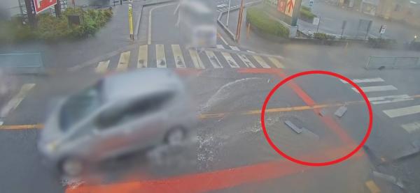 写真：大雨によって道路に流されてしまったステップ