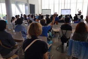 ロゴについてのクイズに答える参加者の皆さん