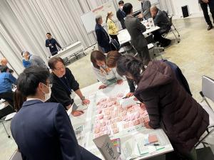 写真：市民ワークショップの様子2（机に付箋を並べて意見交換）