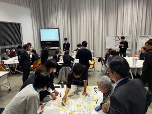 写真：市民ワークショップの様子5（付箋を使って話し合いを整理）