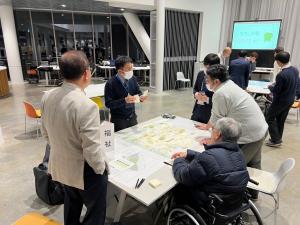 写真：市民ワークショップの様子4（机を囲んで話し合い）