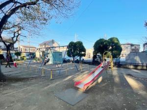 写真：かすみ児童公園の遊具（すべり台・ブランコ）