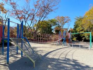 写真：館第2児童公園の大きな綱の複合遊具
