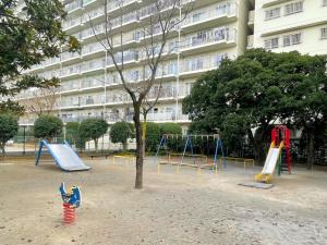 写真：深町児童公園の遊具（すべり台・ブランコなど）