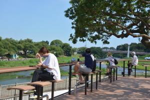 写真：いろは親水公園（カウンターデッキ・休憩する公園利用者）