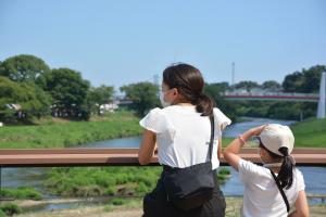 写真：いろは親水公園（カウンターデッキ・くつろぐ親子）