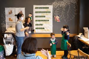 親子で会話スキットを楽しむ写真