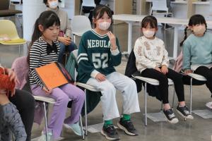 参加する子どもの写真：『どんなきもち？』を表現する子ども達