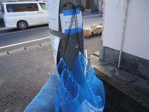 後出しされたペットボトルの写真