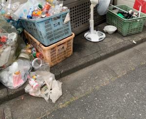 道路にはみ出したごみの写真