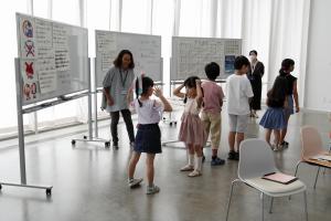 子どもたちが手話で伝言ゲームをしている写真