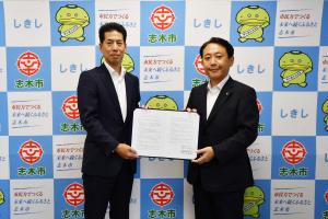 協定書を持っての写真撮影