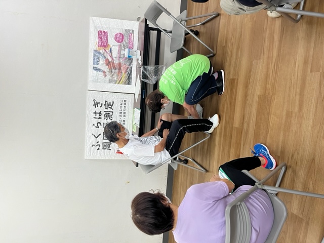 フレイルチェックの様子（ふくらはぎ周囲測定）