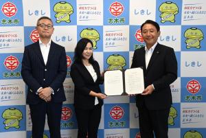 写真。右から香川市長、星野会長、大村副会長