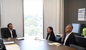 答申手交後、懇談する香川市長、星野会長、大村副会長