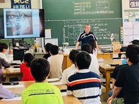 中学校の教員による小学校への乗り入れ指導（美術 ）の様子②