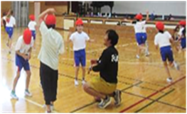 中学校の教員による小学校への乗り入れ指導（体育）の様子①